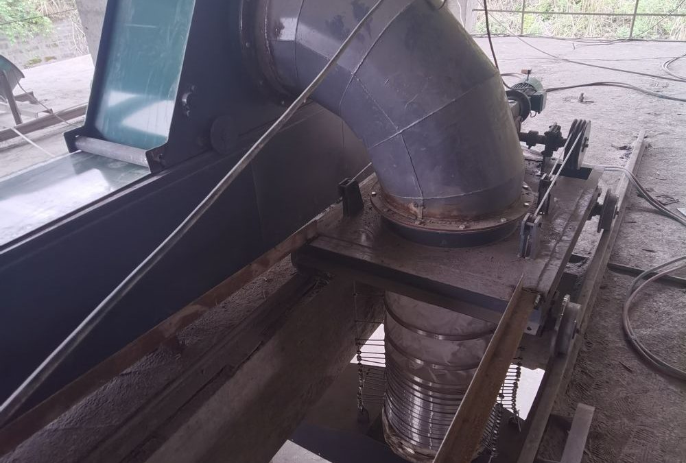 Dust removal device for bagged cement loader 4